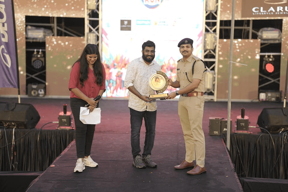 Felicitating the participants.