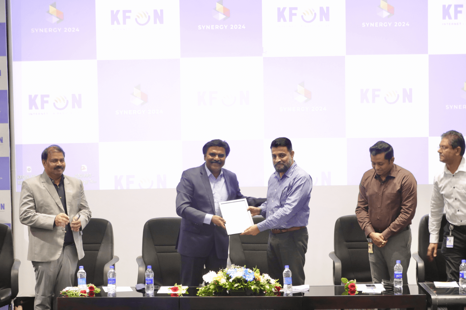 Dr.Santhosh Babu IAS (VRS), Principal Secretary & MD of KFON, presenting a token of appreciation to CEO Technopark, Col Sanjeev Nair (Retd).