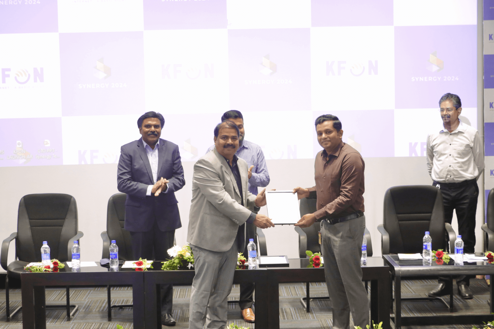 Mr. Raja Kishore Yallamati, CTO of KFON Ltd. presenting a token of appreciation to Mr. M S Sujith Unni, Regional Head, NASSCOM.