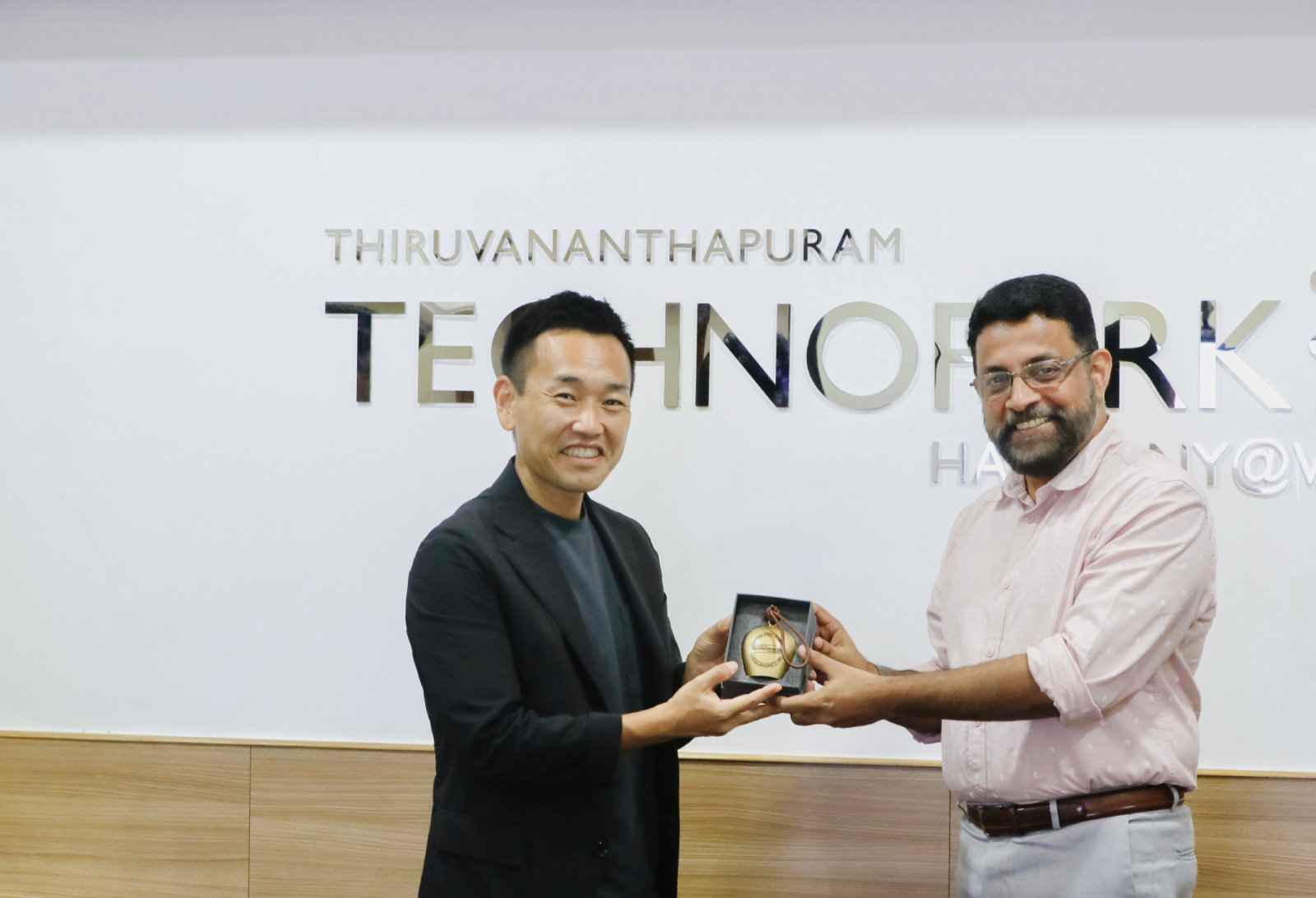 Col Sanjeev Nair, CEO, Technopark, presenting a token of appreciation to Mr. Koji Wada, Head of Fujifilm India.