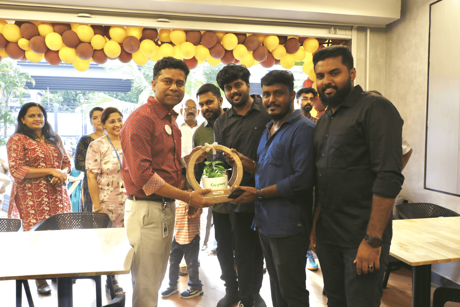 Mr. Vasanth Varada presenting a token of appreciation to Team Istanbul Royale.