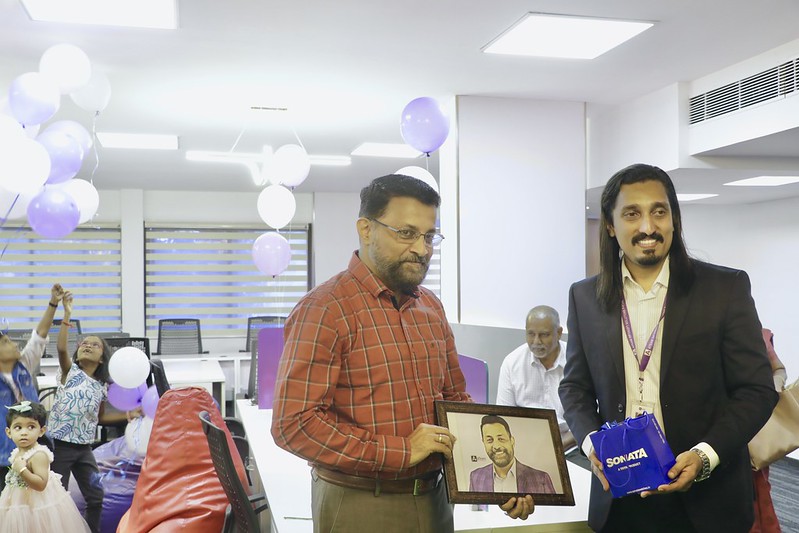 Col Sanjeev Nair (Retd), receiving a token of appreciation from the CEO of Ateam Soft Solutions.