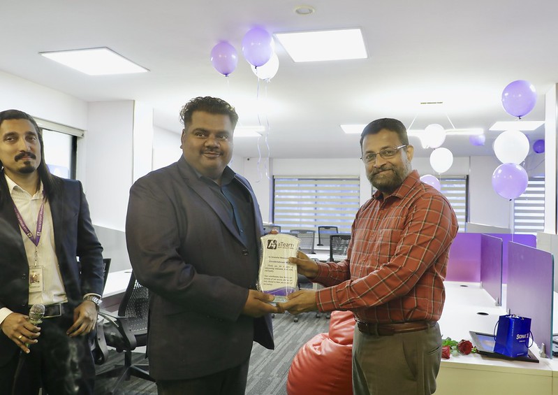 Col Sanjeev Nair (Retd), CEO Technopark, presenting a token of appreciation to an employee of Team Ateam Soft Solutions.