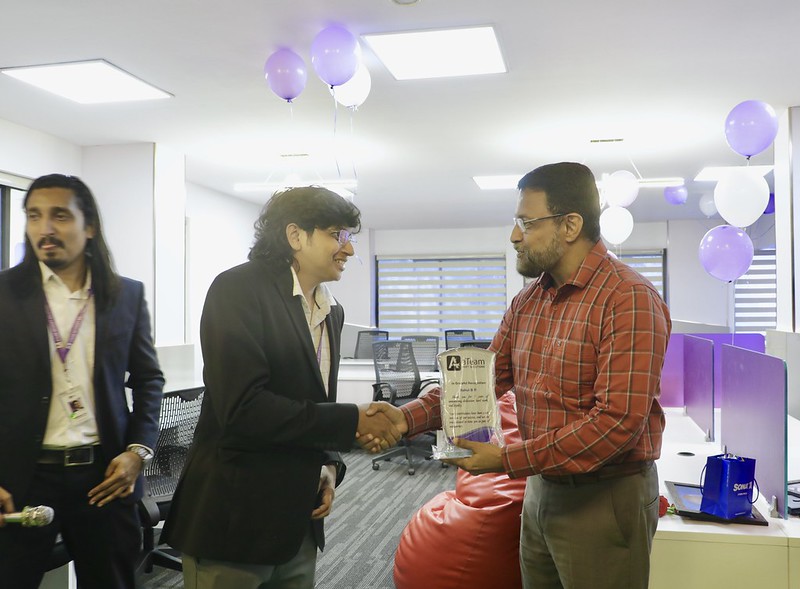 Col Sanjeev Nair (Retd), CEO Technopark, presenting a token of appreciation to an employee of Team Ateam Soft Solutions.