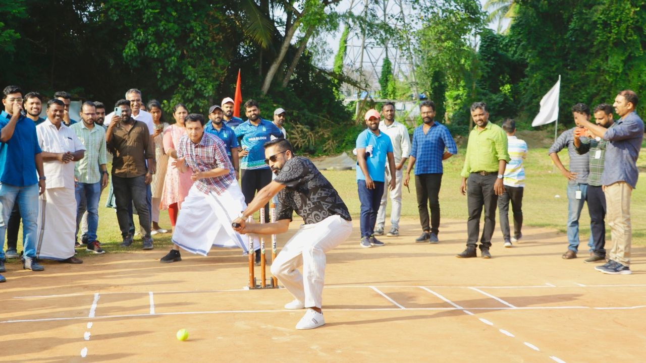 Shri Jagadeesh V.A., former Indian cricketer, bowled the inaugural delivery to Shri Mohammed Riyas, symbolising the commencement of the cricket tournament.