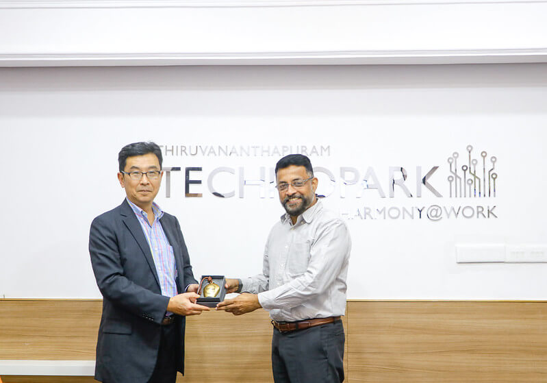 CEO Technopark presenting a token of appreciation to Mr. Kentaro Kasai, Director/CPA, Growth X Partners.