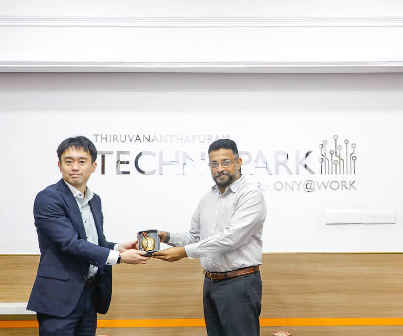 CEO Technopark presenting a token of appreciation to Mr. Kazuhiro Wada, Business Strategy Officer, Growth X Partners.