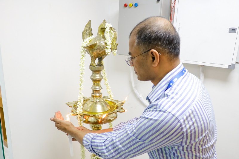 Shri Shiraz Ansari, Founder & CEO of Grid Engineering Services, lighting the inaugural lamp.