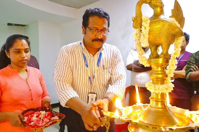 Dr. Rajeev RR, Head & Associate Professor, ICFOSS, lighting the inaugural lamp.